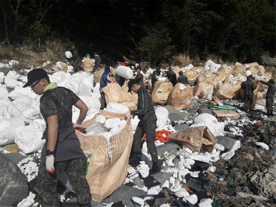 태풍 ‘콩레이’로 인해 발생한 해양쓰레기 수거 활동에 나서는 군장병들 (사진= 완도군 제공)