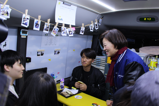 진선미 여성가족부 장관이 1일 청소년이동쉼터 작은별을 방문했다 (사진= 서울시립 청소년이동쉼터 동남·동북권 제공)