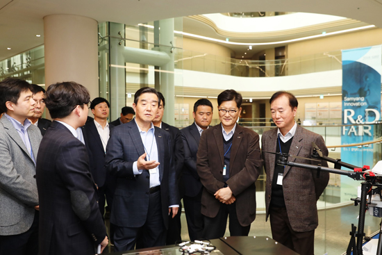 11월 6일 판교 삼양디스커버리센터에서 열린 ‘삼양이노베이션 R&D페어 2018’에서 김윤 삼양그룹 회장이 R&D 전시물을 둘러보며 임직원들과 토론하고 있다. (사진= 삼양그룹 제공)