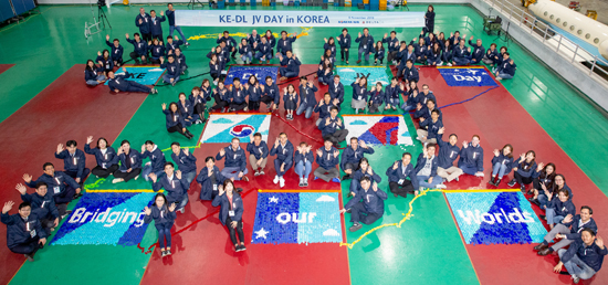 대한항공과 델타항공은 지난 8일 서울 공항동 소재 대한항공 본사에서 ‘조인트벤처 데이(Joint Venture Day)’ 행사를 가졌다. 대한항공과 델타항공 임직원들이 기념촬영을 하는 모습 (사진= 대한항공 제공)