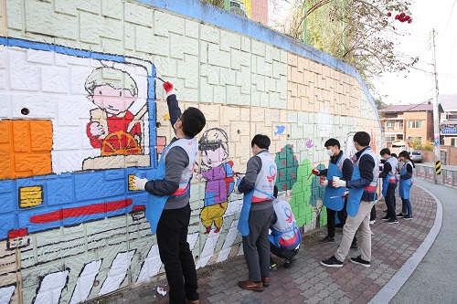 한국도로공사 직원들이 5일(월) 김천 서부초등학교 담벼락에 벽화를 그리고 있다.(사진=한국도로공사 제공)