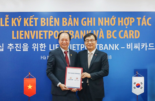 이문환 BC카드 사장(오른쪽)과 응웬 딘 탕 리엔비엣포스트은행 회장이 12일 베트남 하노이에서 업무협약을 체결한 후 기념촬영을 하고 있다.(사진=BC카드 제공)