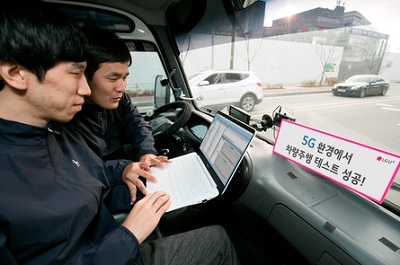 LG유플러스 직원들이 마곡 사이언스 파크 주변 도로 지역에서 5G를 테스트하고있다.(사진=LG유플러스 제공)