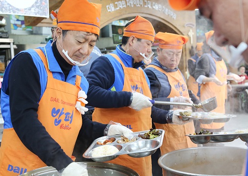 동아쏘시오그룹 밥퍼나눔 봉사활동에서 최호진 동아제약 사장(맨왼쪽)이 밥을 식판에 담고 있다.(사진=동아쏘시오홀딩스 제공)
