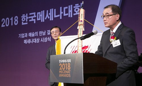 '2018 한국메세나대회'에서 이광복 동서식품 대표(오른쪽)가 도종환 문화체육관광부 장관이 수여하는 메세나대상(대통령표창)을 받고 있다.(사진=동서식품 제공)