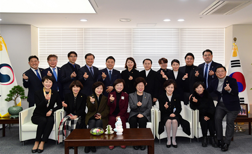 서울시의회 21명 의원과 진선미 여가부 장관이 여성, 청소년, 다문화에 대한 이야기를 나눴다 (사진= 서울시의회 제공)