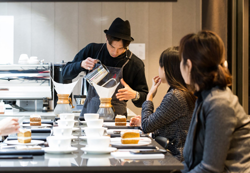 지난 21일 서울 용산구 한남동 맥심 플랜트에서 열린 '커피&컬처 데이'에서 참가자들이 커피 테이스팅 클래스에 참여하고 있다. (사진= 동서식품 제공)
