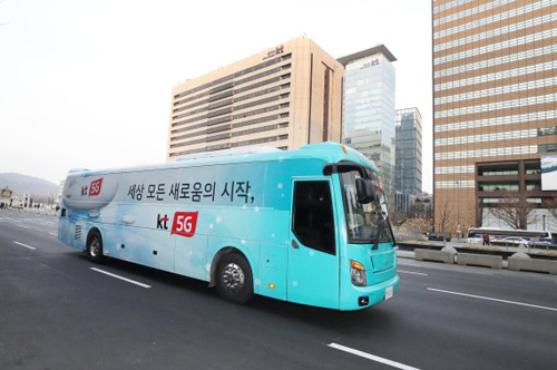 KT가 8일 선보인 세계 최초의 5G 체험 버스 외관 모습.(사진=KT제공)