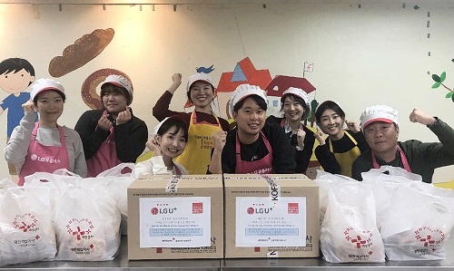 작년 11월 ‘1담당 1나눔’ 활동으로 복지시설에 기부되는 ‘사랑의 빵 만들기 봉사’를 진행한 LG유플러스 임직원들의 모습. (사진=LG유플러스 제공)