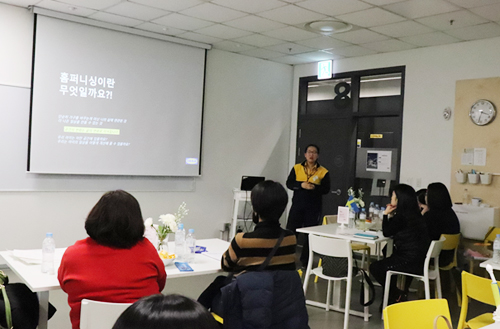 이케아 코리아와 한국여성재단은 맘업 프로젝트를 통해 양육미혼모를 지원하는 사업을 펼치고 있다. 프로젝트 일환으로 진행된 홈퍼니싱 워크숍 (사진= 한국여성재단 제공)
