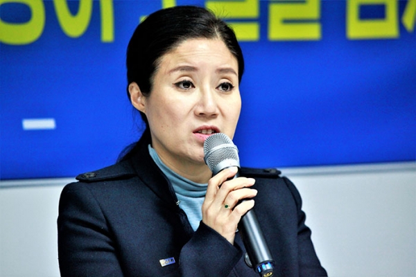 박소연 케어 대표가 19일 오전, 강남역 인근에서 안락사 논란에 대해 사죄했다. 아울러 안락사 논란에 대한 심경도 밝혔다. (사진= 인터넷언론인연대 제공)