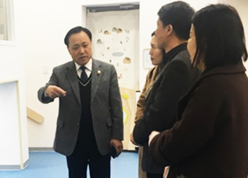 김용연 의원이 지난 22일 노원구 열린육아방을 찾아 의견을 정취했다 (사진= 서울시의회 제공)