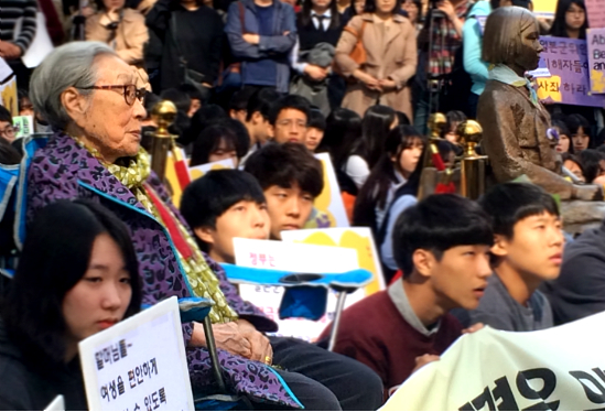 지난 2015년 수요집회에서 일본에 일본군 위안부 피해 사죄를 촉구한 김복동 할머니 모습 (사진= 우먼컨슈머)