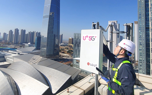 LG유플러스 협력사 직원이 5G 네트워크 조기 확대을 위해 기지국을 설치하고 있다. (사진= LG유플러스 제공)