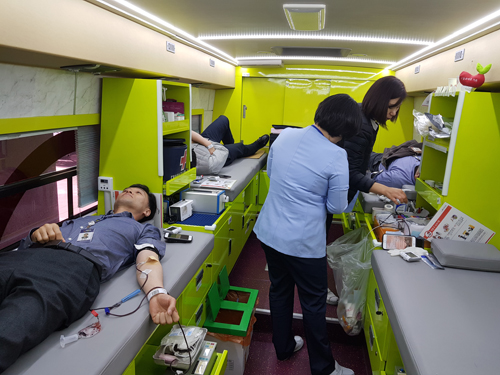 26일 국민연금공단 직원들이 공단 본부 사옥 앞 대한적십자사 전북혈액원 헌혈차에서 헌혈을 하고 있다. (사진= 국민연금공단 제공)