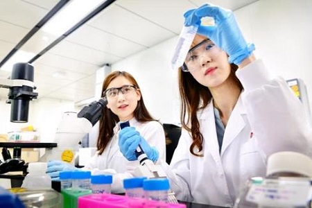 LG화학이 개발 중인 6가 혼합백신 임상시험이 순항 중이다. LG화학 생명과학사업본부 연구원들이 바이오분석을 수행하고 있다.(사진= LG화학 제공)