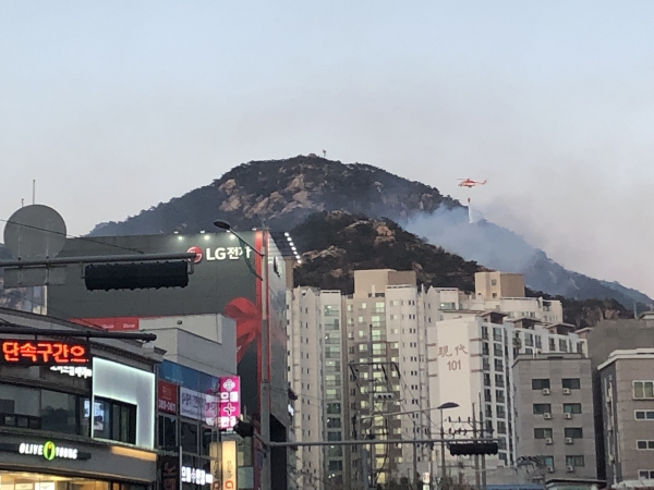 불광역 인근 화재로 불씨가 산으로 날아가 산불이 났다 (사진= 김아름내)