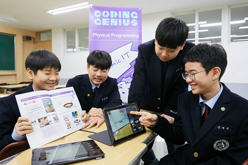 LG CNS가 14일부터 서울 강북구에 위치한 신일중학교 학생 118명을 시작으로 올해 첫 코딩지니어스 교육을 시작했다. 신일중학교 학생들이 증강현실(AR) 기술을 활용한 코딩 기초 교육을 받는 모습 (사진= LG CNS 제공)