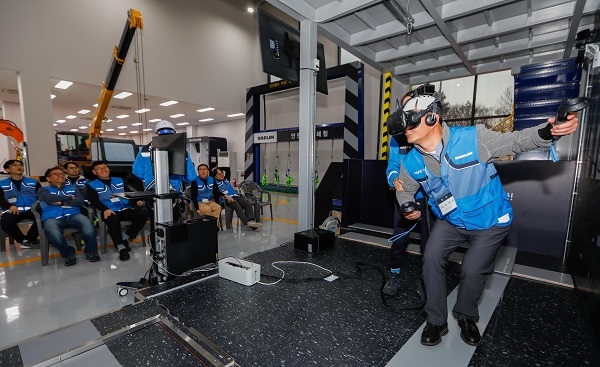 대림 임원이 VR 장비를 착용하고 고소작업을 체험하고 있다.(사진=대림산업 제공)