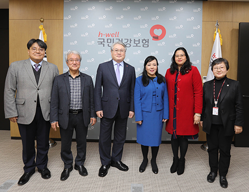 3월 18일 베트남 보건부장관(응웬 티 킴 티엔) 등 고위급 인사 20여명이 한국 건강보험제도 운영경험을 벤치마킹하기 위해 건보공단을 방문했다 (사진= 건보공단 제공)
