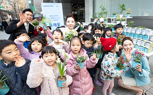 대한항공 식목일을 앞두고 3일 오전, 서울 중구 서소문 사옥 앞에서 쉽게 재배할 수 있는 DIY형 ‘유채꽃’ 재배 키트를 고객과 시민에게 나눠주는 행사를 가졌다. (사진= 대한항공 제공)