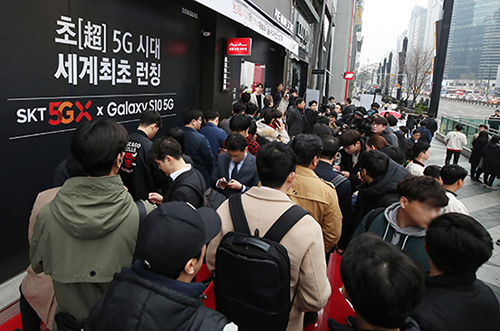 5일 오전 서울 강남구 SK텔레콤 강남직영점에서 시민들이 갤럭시 S10 5G를 개통하기 위해 대기하고 있다. (사진= 뉴시스 제공)
