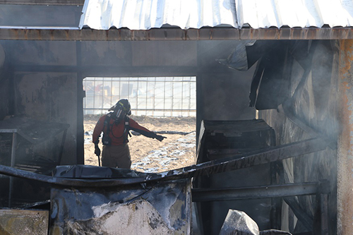 강원도 산불피해로 집, 사업장 등이 소실된 가운데 지난 6일 소방대원이 잔불처리를 하는 모습 (사진= 인터넷언론인연대 제공)