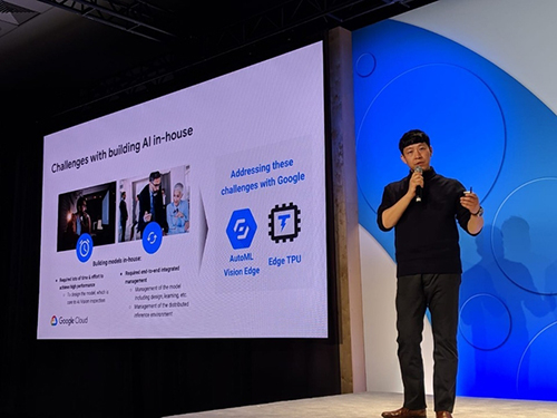 '구글 클라우드 넥스트 2019' 행사에서 이성욱 LG CNS 상무가 제조 AI 혁신사례를 발표하고 있다.(LG CNS 제공)
