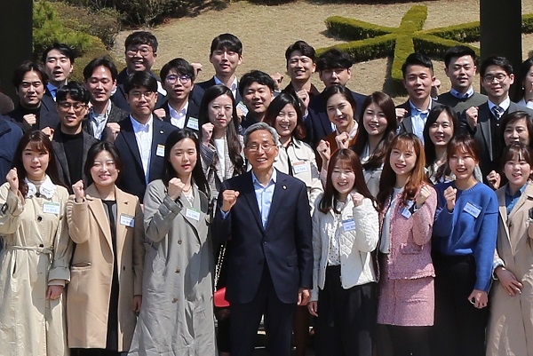 KB금융그룹 윤종규 회장(맨 앞줄 가운데)이 워크샵 참석자들과 함께 기념촬영을 하고 있다. (사진=KB금융 제공)