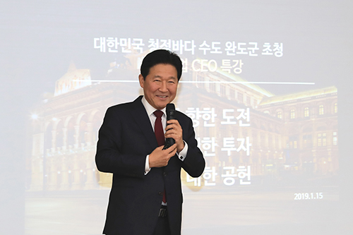 2018 장보고한상(韓商) 대상 수상자인 영산그룹 박종범 회장은 완도군의 고등학생 2명을 선발, 해외유학 기회를 제공하겠다 밝혔다. (사진= 완도군 제공)