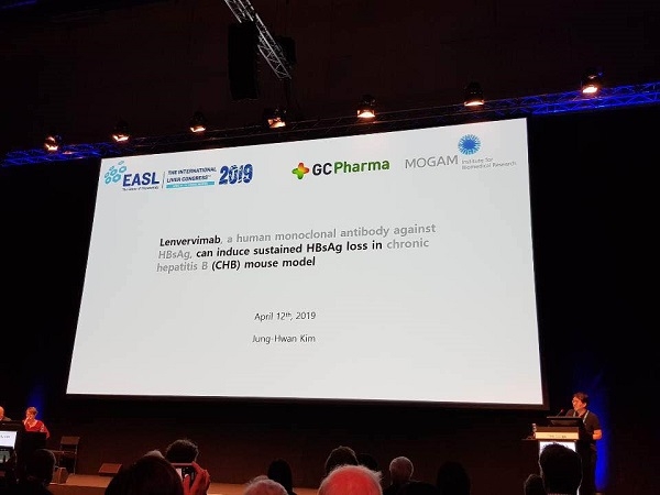 김정환 목암생명과학연구소 수석연구원이 지난 12일(현지시간) 오스트리아 빈에서 열린 유럽간학회(EASL) 국제학술대회(The International Liver Congress, ILC 2019)에서 B형 간염 면역글로불린 ‘GC1102(헤파빅-진)’의 만성 B형 간염 치료에 대한 전임상 연구 결과를 발표하고 있다.(사진=GC녹십자 제공)