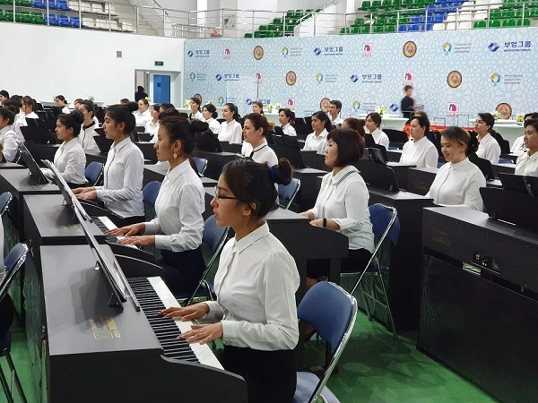 부영그룹 우즈베키스탄 디지털피아노 기증식 행사에 참석한 우즈베키스탄 학생들이 한국의 졸업식 노래를 연주하는 모습. (사진=부영그룹 제공)