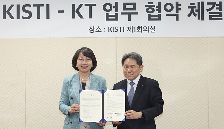 KT 이필재 부사장(오른쪽)과 KISTI 최희윤 원장이 AI인재 양성 협약을 맺었다.(사진= KT 제공)