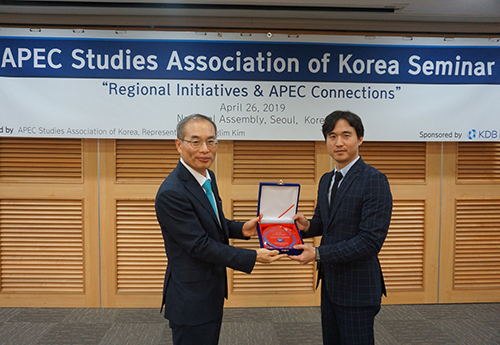 한국APEC학회 20주년 세미나에서 한세실업 김익환 대표가 'Global business leader award'를 대리 수상하고 있다. (사진= 한세예스24홀딩스 제공)