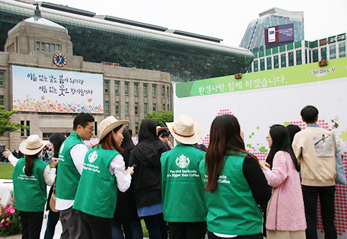 스타벅스커피코리아가 연중 실시하는 '서울, 꽃으로 피다' 캠페인 모습 (사진= 김아름내)