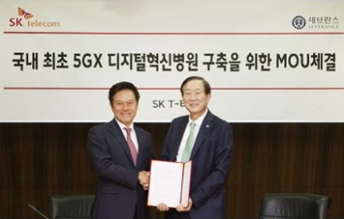박정호 SK텔레콤 CEO(사진 왼쪽)와 윤도흠 연세의료원장이 ‘5G 디지털혁신병원’ 구축 협약을 체결했다.(사진=SK텔레콤 제공)