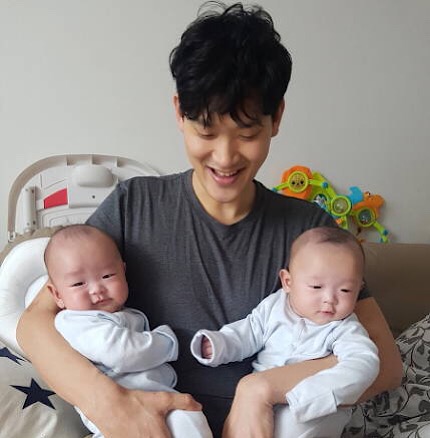 ㈜한화 강대석 과장이 안식월을 통해 쌍둥이 아기를 돌보고 있다.(사진= 한화그룹 제공)