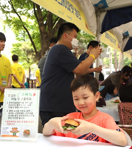 4일 서울 어린이대공원에서 열린 한우자조금의 ‘도심에서 만나는 한우축제’에서 한 어린이가 직접 만든 한우 버거를 시식하고 있다. (사진= 한우자조금 제공)