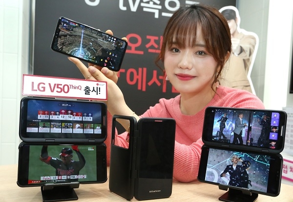 LG유플러스는 자사 6대 핵심 서비스인 U+프로야구•골프•아이돌Live, U+VR•AR•게임 이용에 최적화된 U+5G 맞춤형 스마트폰 ‘LG V50 ThinQ’를 10일 출시한다.(사진=LG유플러스 제공)