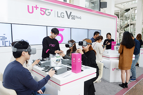 LG트윈타워 5G 체험 전시관에서 방문객들이 5G 서비스를 체험하고 있는 모습 (사진= LG유플러스 제공)