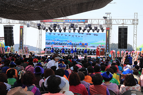 전국 다시마 생산량의 70%를 차지하고 있는 금일읍에서 지난 11일, 제13회 금일읍다시마 축제가 개최됐다. 사진은 식전 행사 모습 (사진= 완도군 제공)
