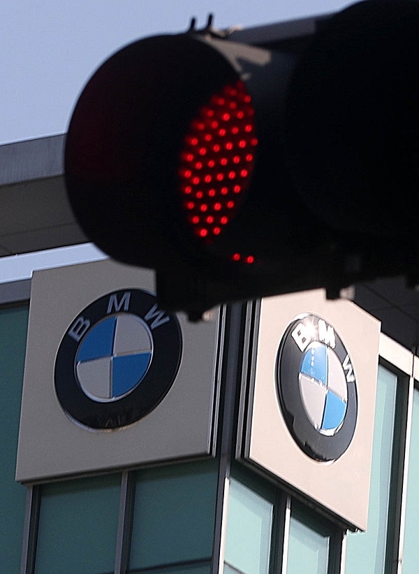국토부는 BMW코리아가 차량 화재와 관련, 총 42개 모델 2만여 대에 대해 추가 리콜을 실시한다고 밝혔다. 23일 오후 서울 서초구 BMW 전시장 및 서비스센터 앞으로 빨간색 신호등이 켜져 있다. (사진=BMW코리아 제공)