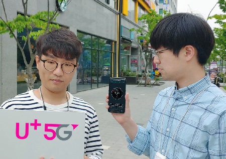 LG유플러스는 ‘LG V50 ThinQ’ 스마트폰으로 종로, 마곡 등 서울지역에서 5G 다운링크 속도를 측정한 결과, 1.1Gbps 이상의 속도 구현에 성공했다고 20일 밝혔다. (사진= LGU+ 제공)
