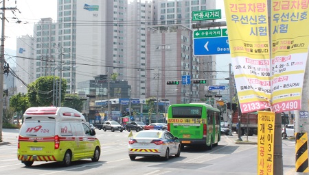 서울 강북구 번동 사거리에 강북소방서 구급차가 접근하자 교차로 신호등에 파란불이 들어온 모습(사진=LGU+ 제공)