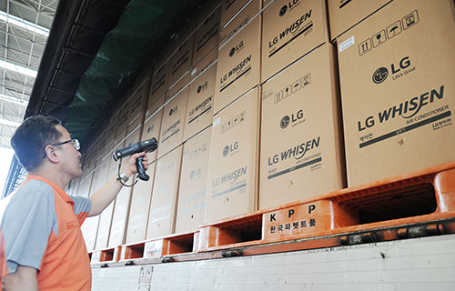 지난 24일 LG전자 직원들이 경남 창원사업장에서 휘센 씽큐 에어컨을 쉴 새 없이 출하하고 있는 모습 (사진= LG전자 제공)