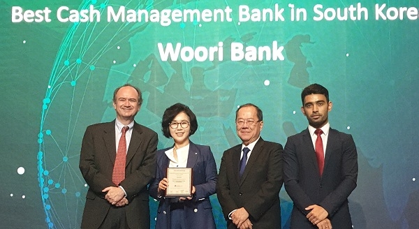 우리은행이 지난 30일 아시안뱅커 주최로 태국 방콕에서 열린 ‘The Asian Banker Transaction Awards’에서 ‘2019년 한국 최우수 자금관리 은행’으로 선정됐다. 정종숙 우리은행 부행장보가 관계자들과 기념 촬영을 하고 있다.(사진=우리은행 제공)
