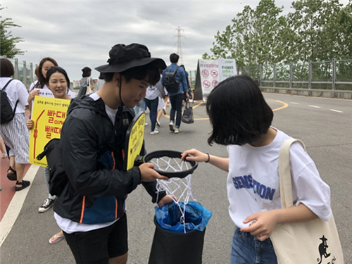 서울시는 소비자, 시민단체 5곳과 함께 시민들을 대상으로 1회용 플라스틱 사용 자제 실천운동을 펼치고 있다고 전했다. (사진= 서울시 제공)