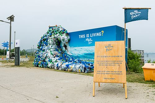 코로나가 한강 세빛섬에 설치한 대형 파도 전시물, 한국인 1인당 연간 플라스틱 소비량인 130kg의 플라스틱이 사용됐다 (사진= 오비맥주 제공)