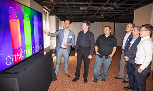 디스플레이 업계 전문가들이 현지시간 11일 미국 뉴욕 맨해튼에서 열린 '8K 디스플레이 서밋'에서 삼성 QLED 8K TV로 8K 화질을 체험하고 있다. (사진= 삼성전자 제공)