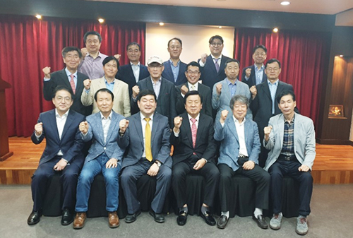 4차산업혁명실천연합 총회 후에 주요 임원과 회원들 (왼쪽에서 3번째, 4번째) 문형남 회장, 문상주 이사장 (사진= 4차산업혁명실천연합 제공)